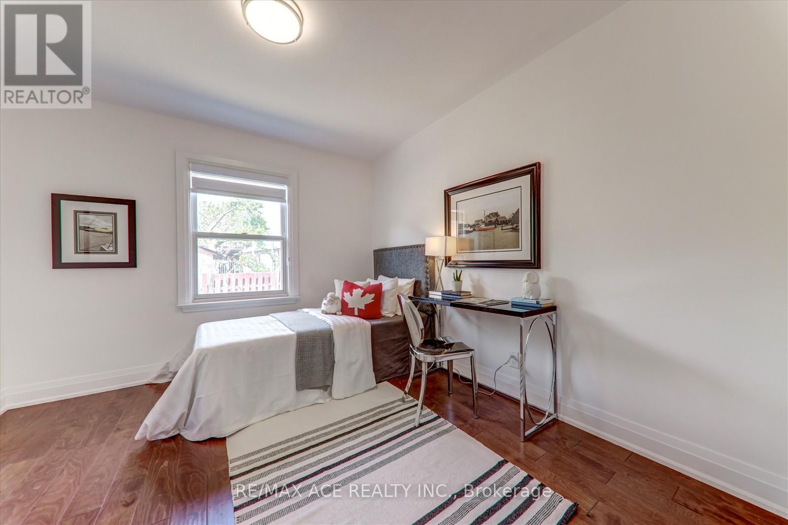 Photo 10 of 16 Yorkshire Road, Toronto ON