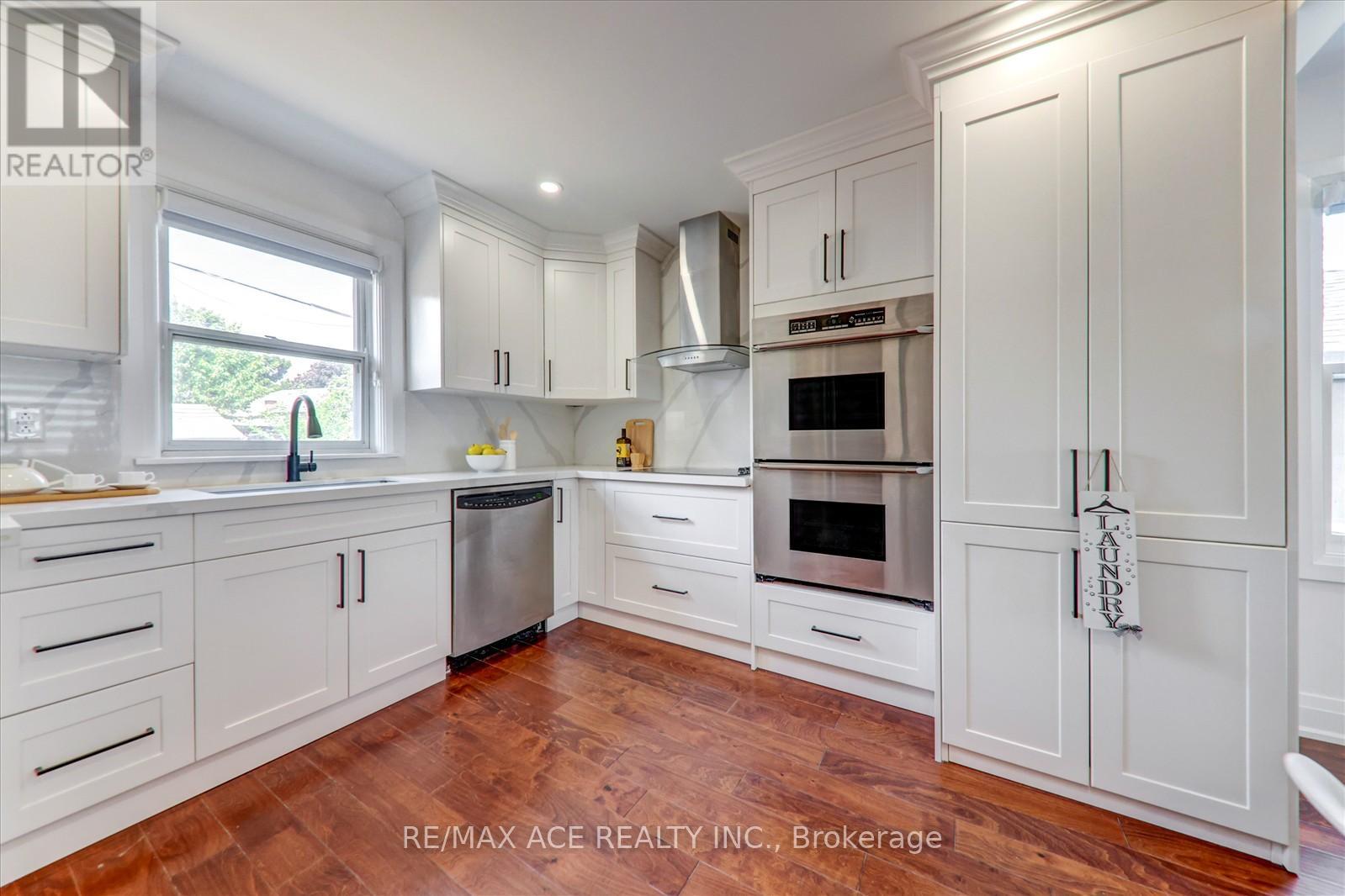 Photo 14 of 16 Yorkshire Road, Toronto ON