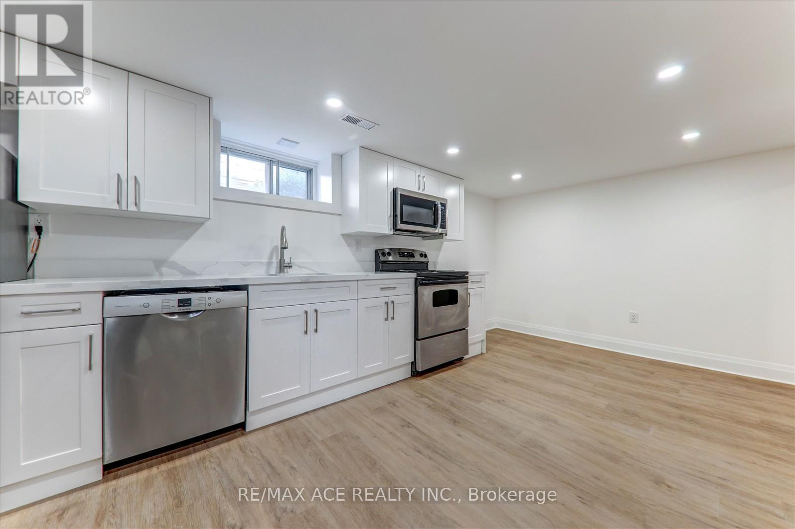 Photo 17 of 16 Yorkshire Road, Toronto ON