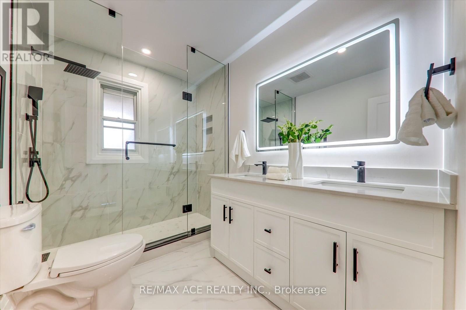 Photo 31 of 16 Yorkshire Road, Toronto ON