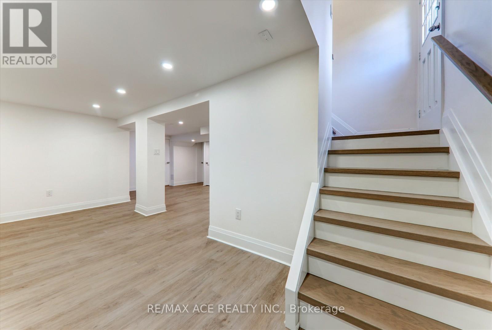 Photo 3 of 16 Yorkshire Road, Toronto ON