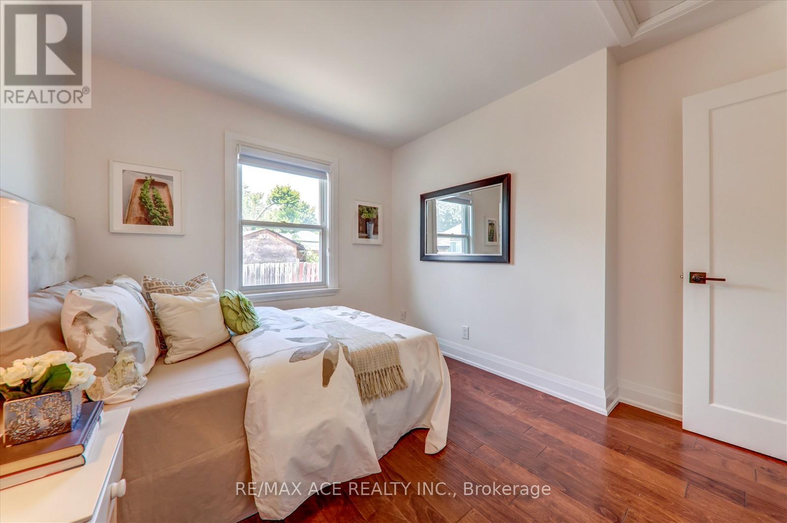 Photo 23 of 16 Yorkshire Road, Toronto ON