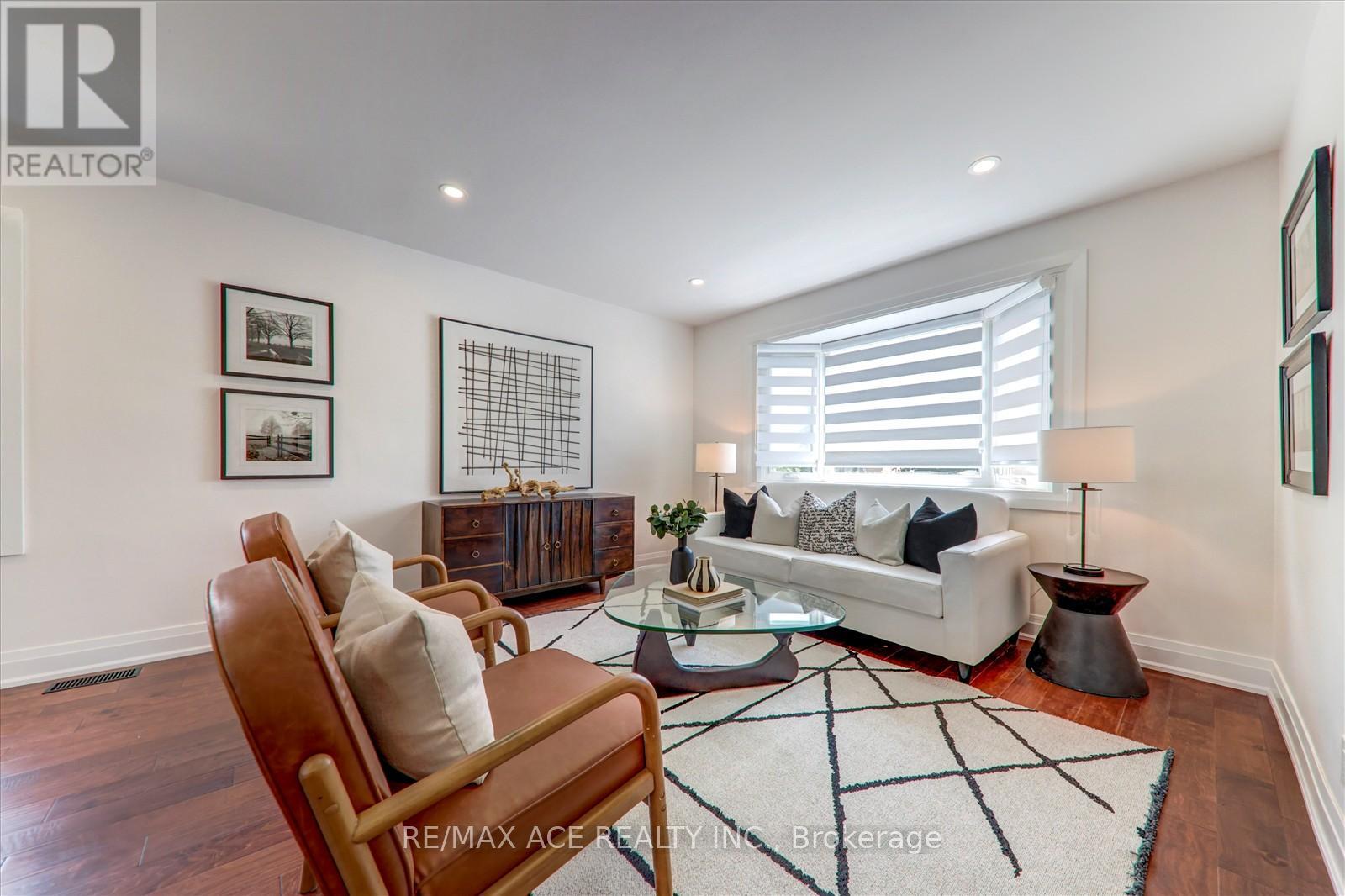 Photo 7 of 16 Yorkshire Road, Toronto ON