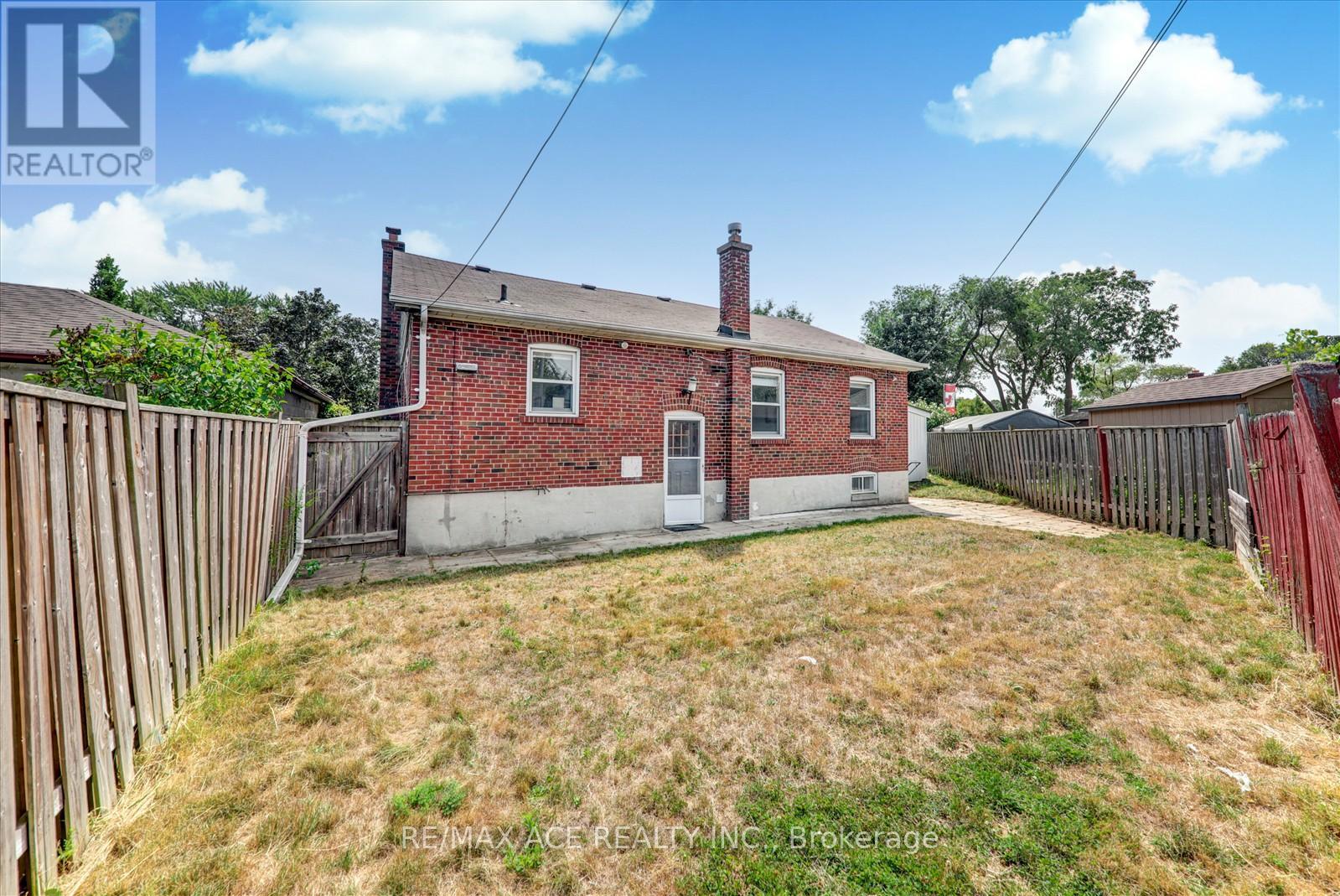 Photo 12 of 16 Yorkshire Road, Toronto ON