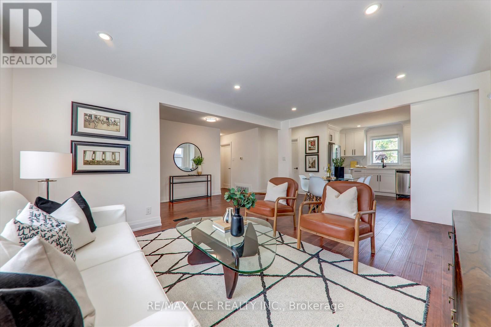 Photo 22 of 16 Yorkshire Road, Toronto ON