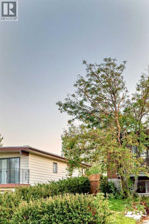 Single Family House Bi-level for Sale in  Theodore Place NW Thorncliffe Calgary 
