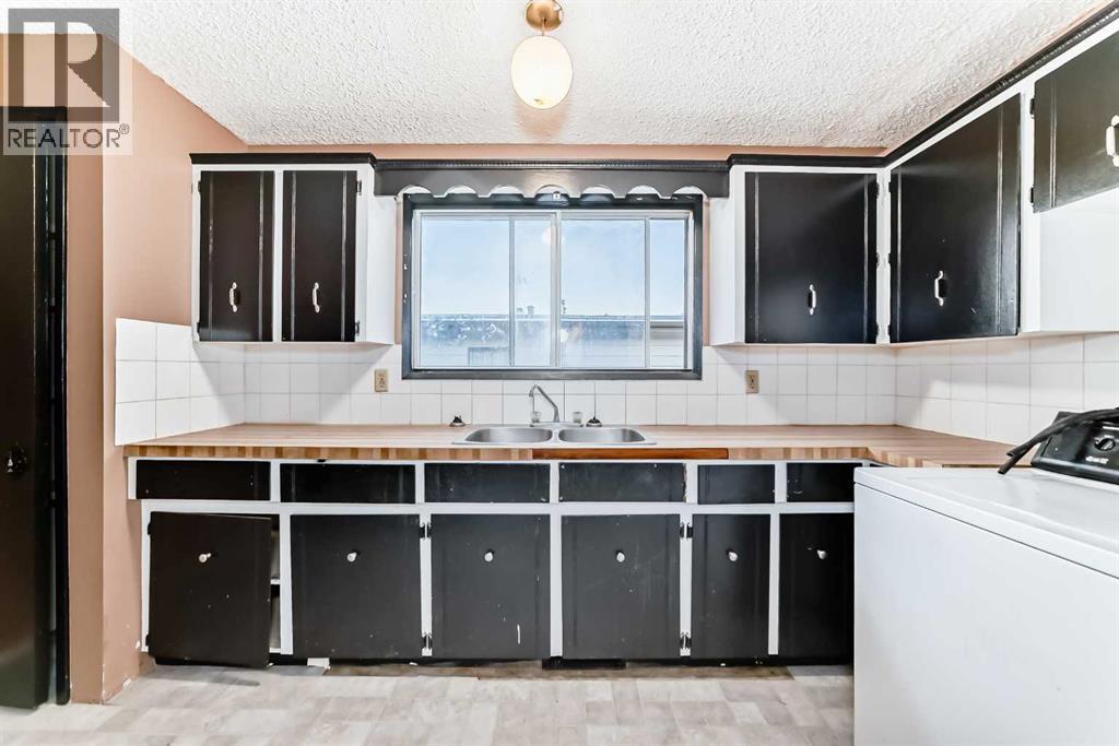 Single Family House Bi-level for Sale in  Theodore Place NW Thorncliffe Calgary 