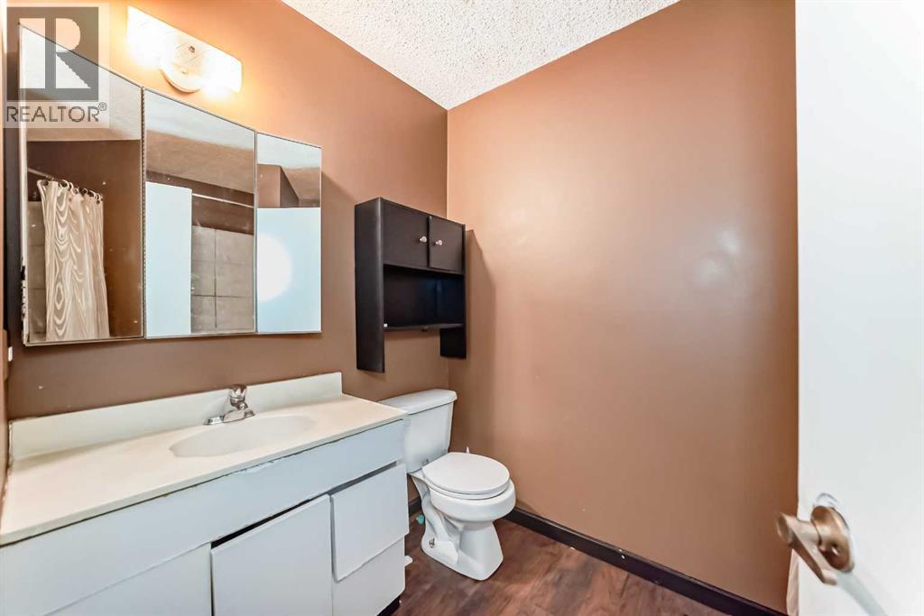 Single Family House Bi-level for Sale in  Theodore Place NW Thorncliffe Calgary 