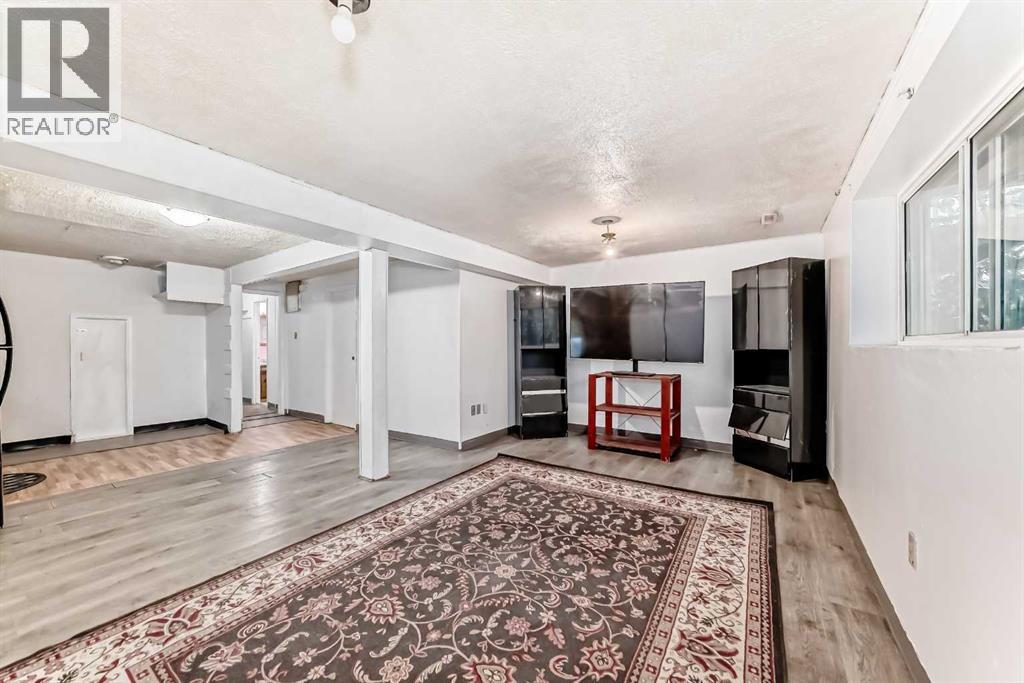 Single Family House Bi-level for Sale in  Theodore Place NW Thorncliffe Calgary 