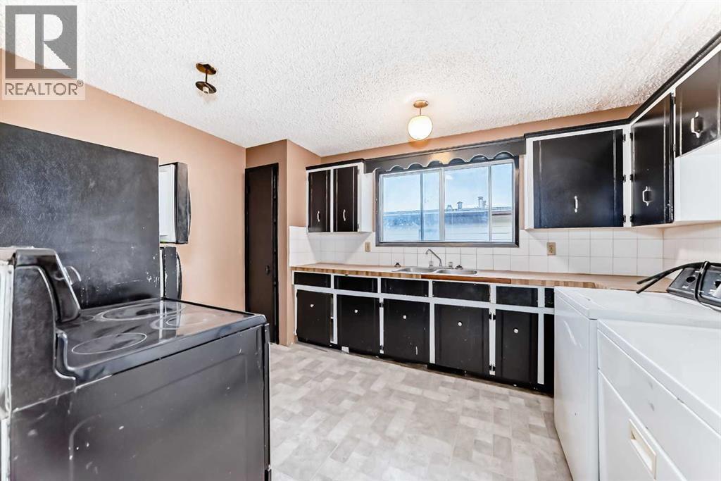 Single Family House Bi-level for Sale in  Theodore Place NW Thorncliffe Calgary 
