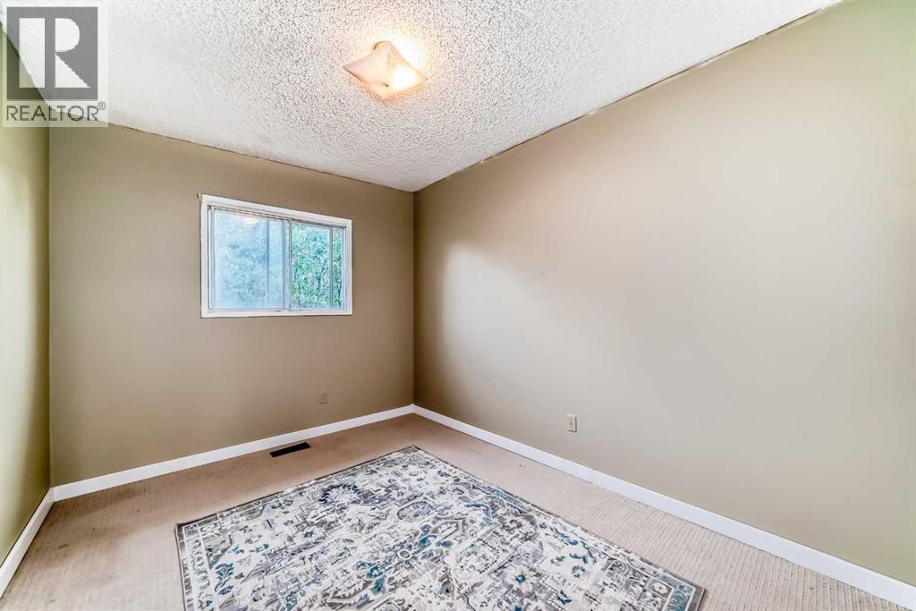 Single Family House Bi-level for Sale in  Theodore Place NW Thorncliffe Calgary 