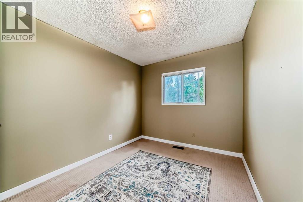 Single Family House Bi-level for Sale in  Theodore Place NW Thorncliffe Calgary 