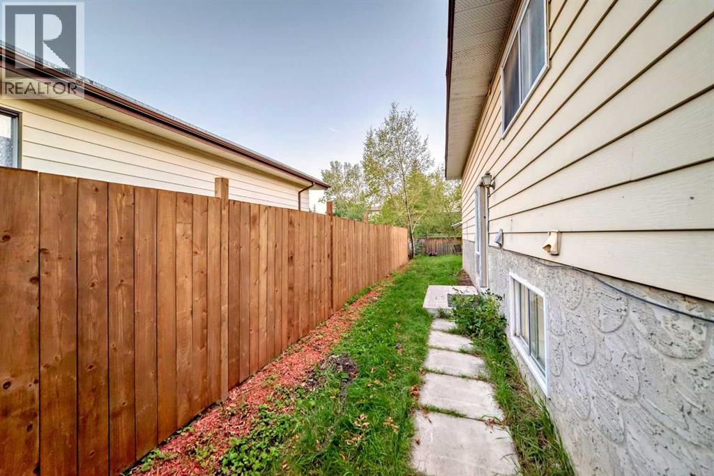 Single Family House Bi-level for Sale in  Theodore Place NW Thorncliffe Calgary 