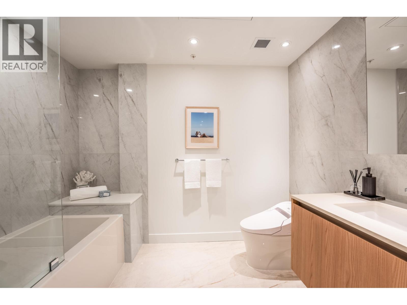 Photo 10 of 515 135 E 13 Th Street, North Vancouver BC