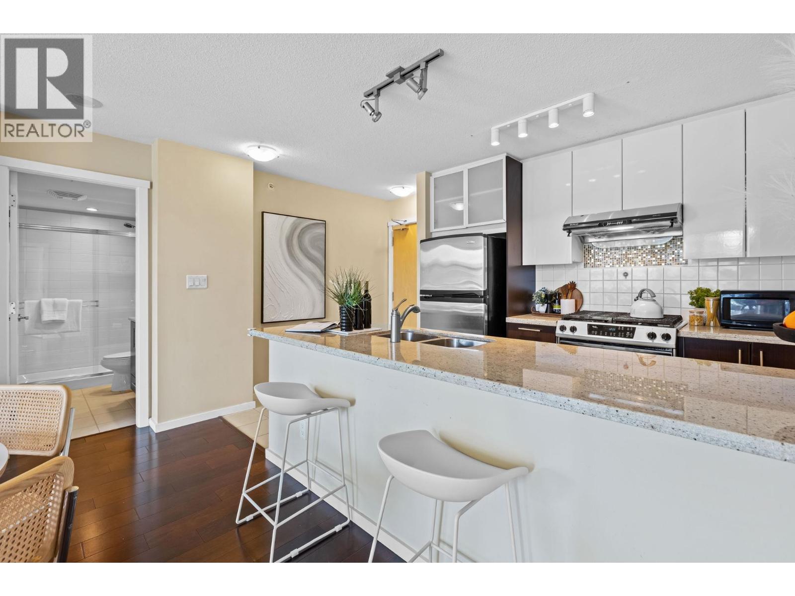 Photo 5 of 1102 2289 Yukon Crescent, Burnaby BC