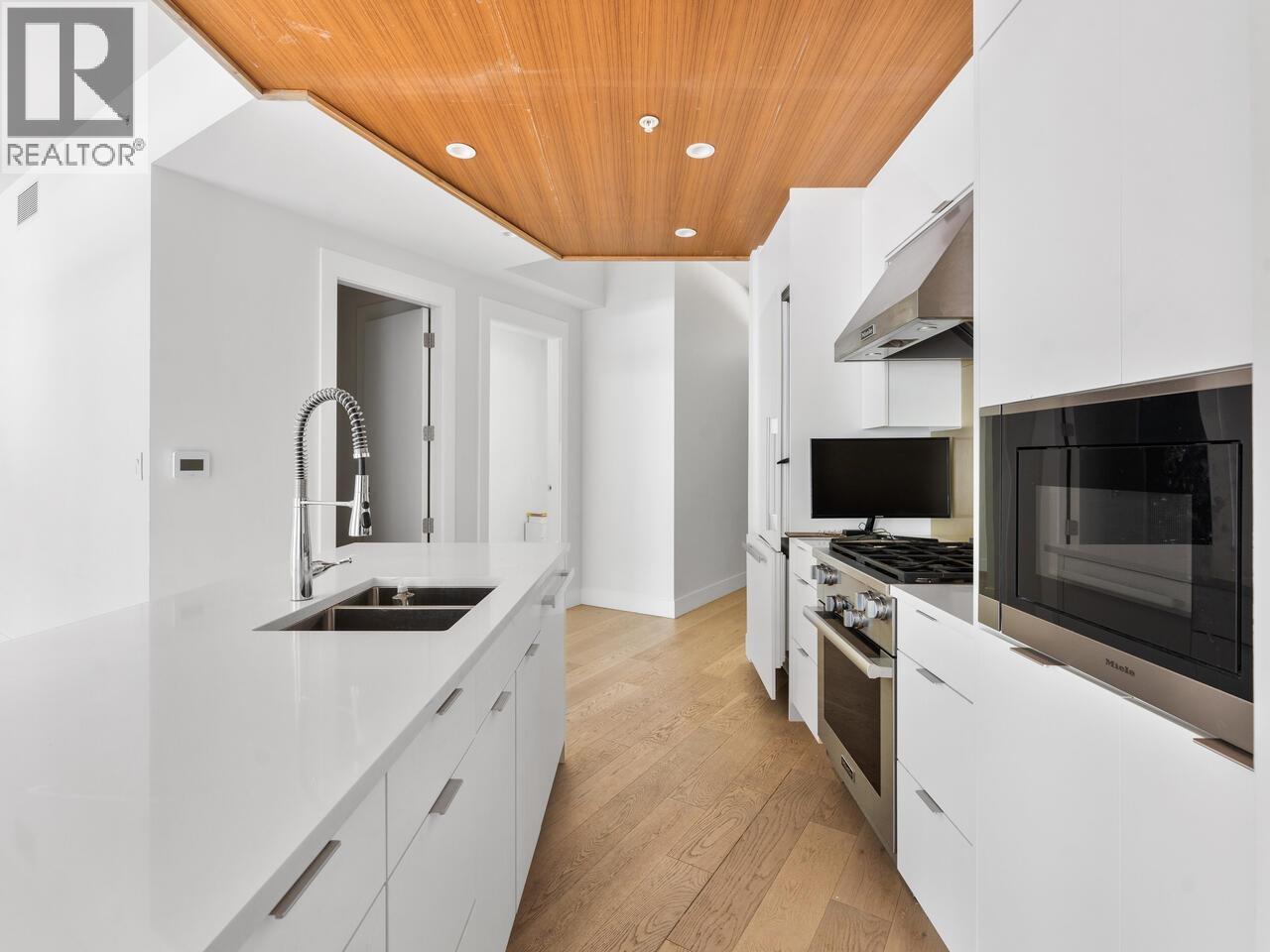 405 6687 NELSON AVENUE, West Vancouver