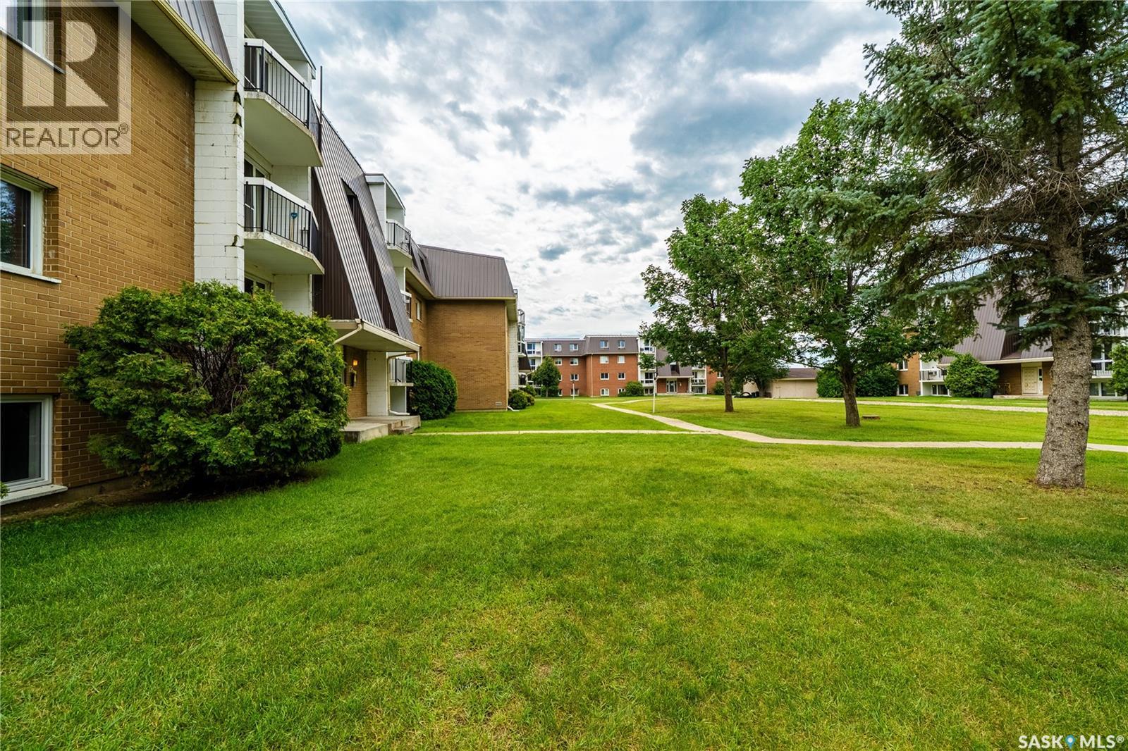 Photo 3 of 11 35 Centennial Street, Regina SK
