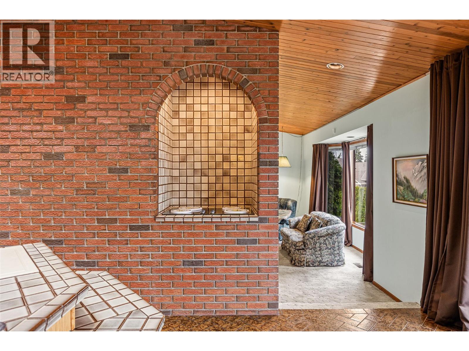 Photo 10 of 975 Monashee Place, Kelowna BC