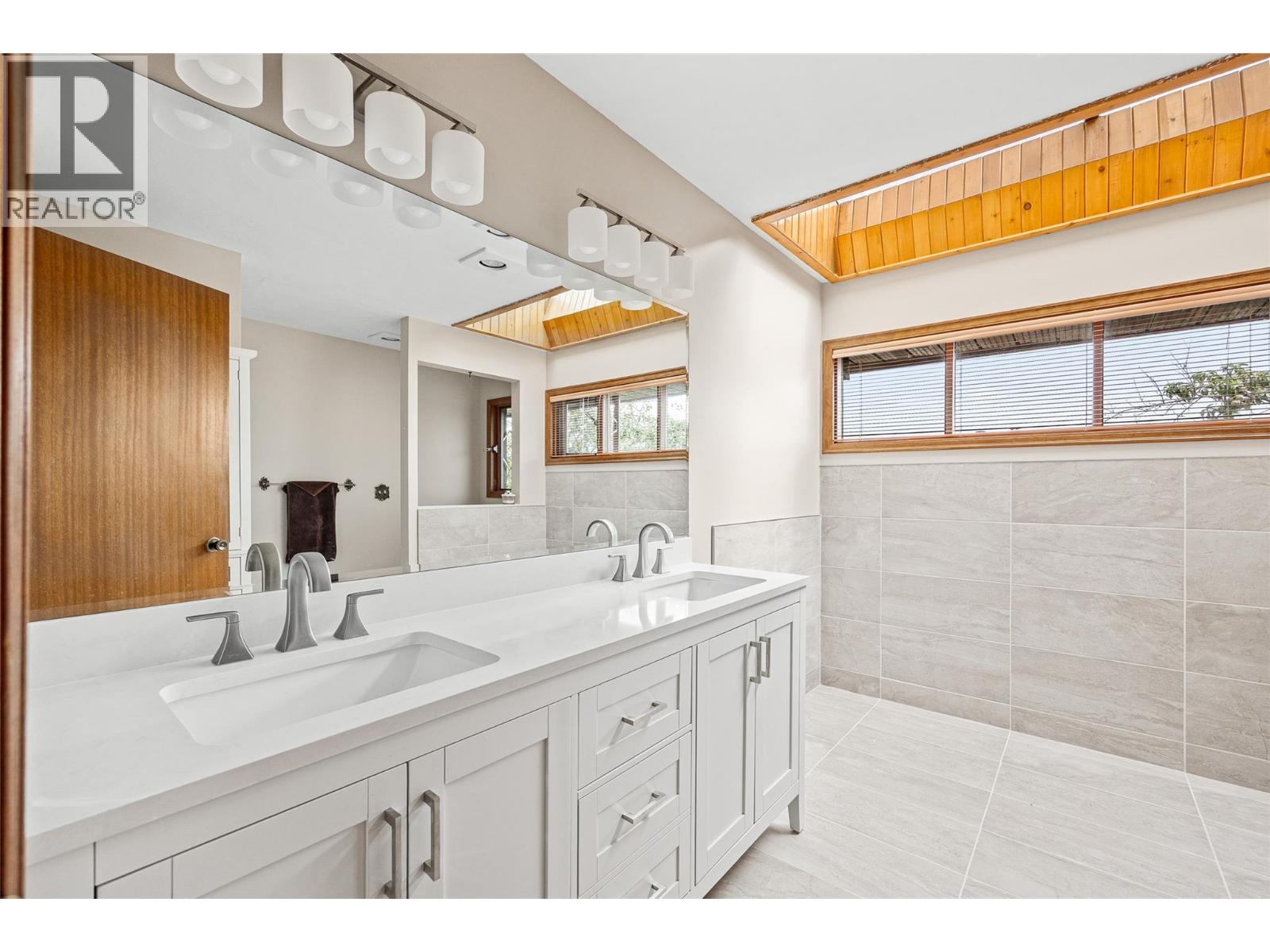 Photo 12 of 975 Monashee Place, Kelowna BC
