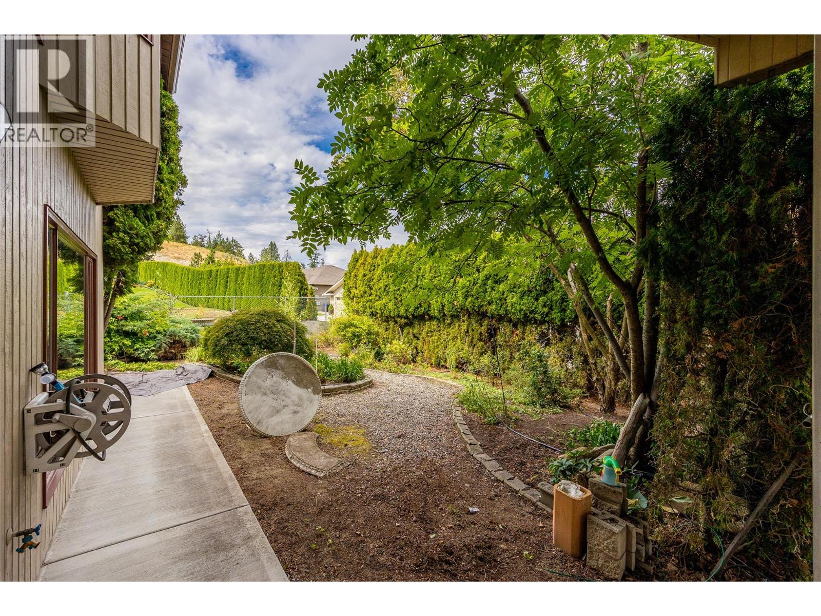 Photo 4 of 975 Monashee Place, Kelowna BC