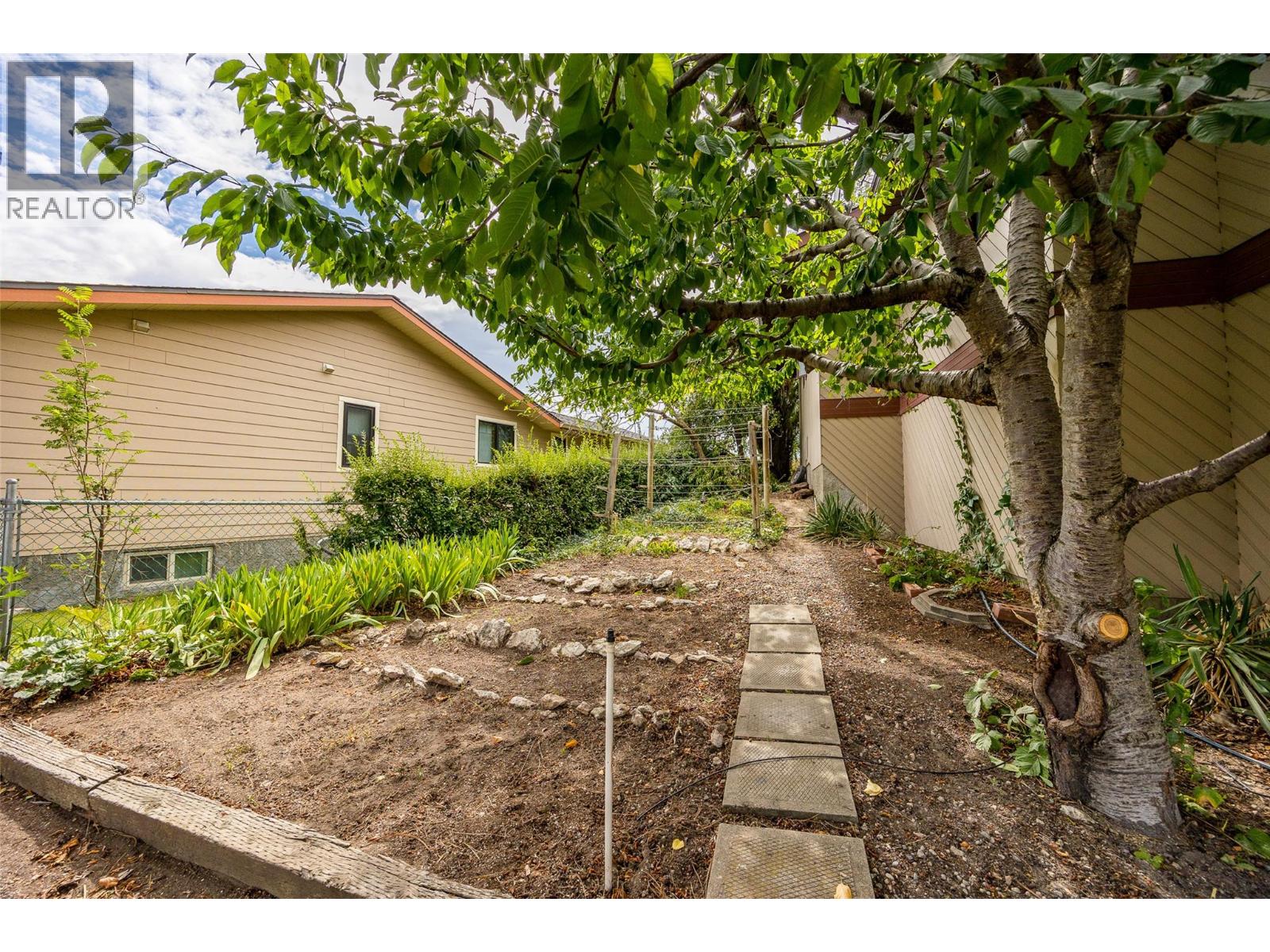 Photo 18 of 975 Monashee Place, Kelowna BC