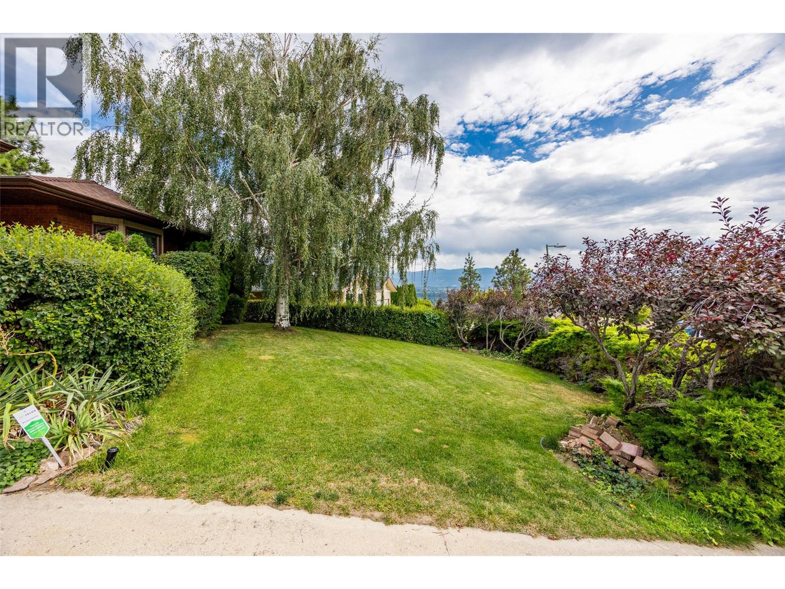 Photo 13 of 975 Monashee Place, Kelowna BC