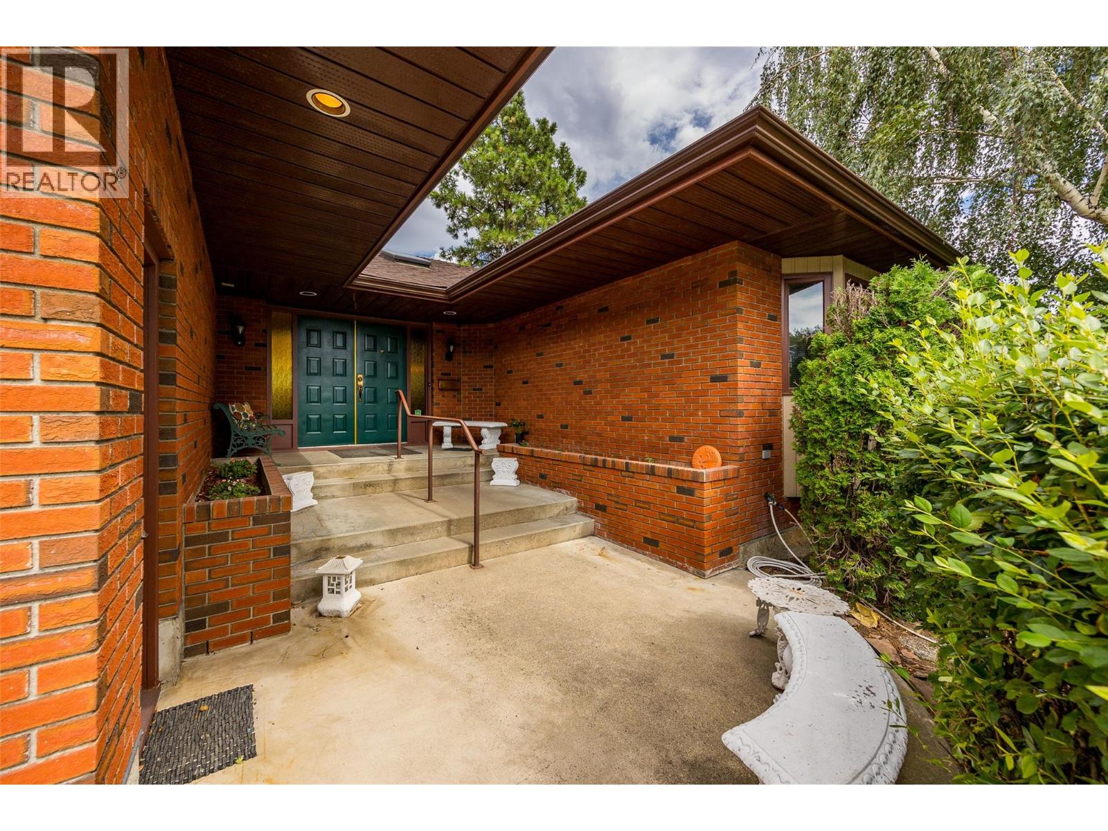 Photo 23 of 975 Monashee Place, Kelowna BC