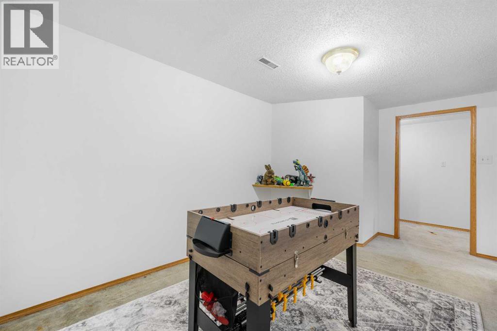 Single Family House 4 Level for Sale in  Templeside Circle NE Temple Calgary 