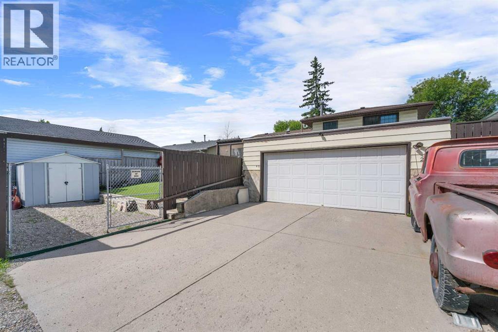 Single Family House 4 Level for Sale in  Templeside Circle NE Temple Calgary 