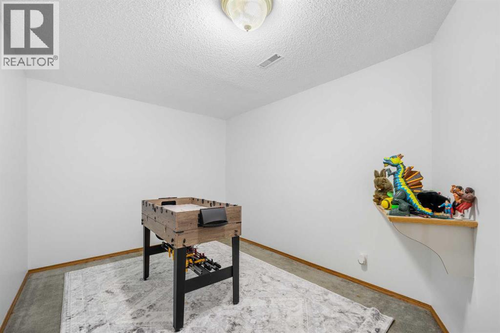 Single Family House 4 Level for Sale in  Templeside Circle NE Temple Calgary 