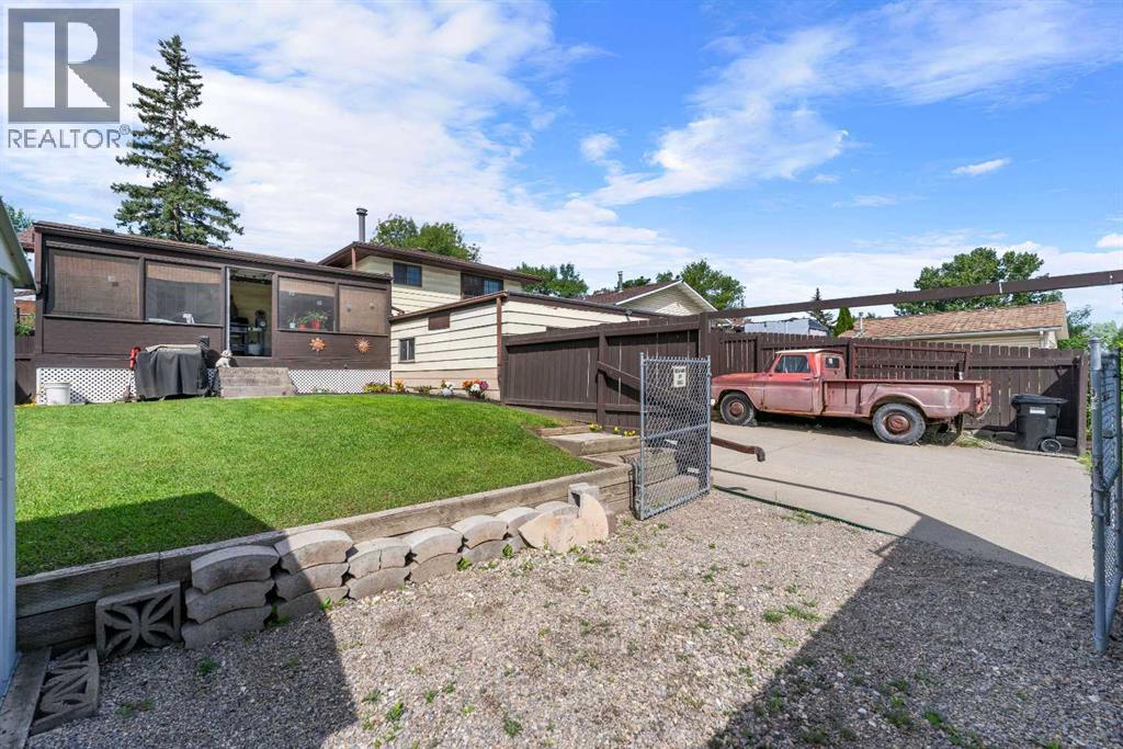 Single Family House 4 Level for Sale in  Templeside Circle NE Temple Calgary 