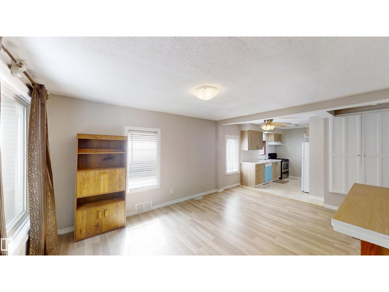 Photo 9 of 11230 84 St Nw, Edmonton AB