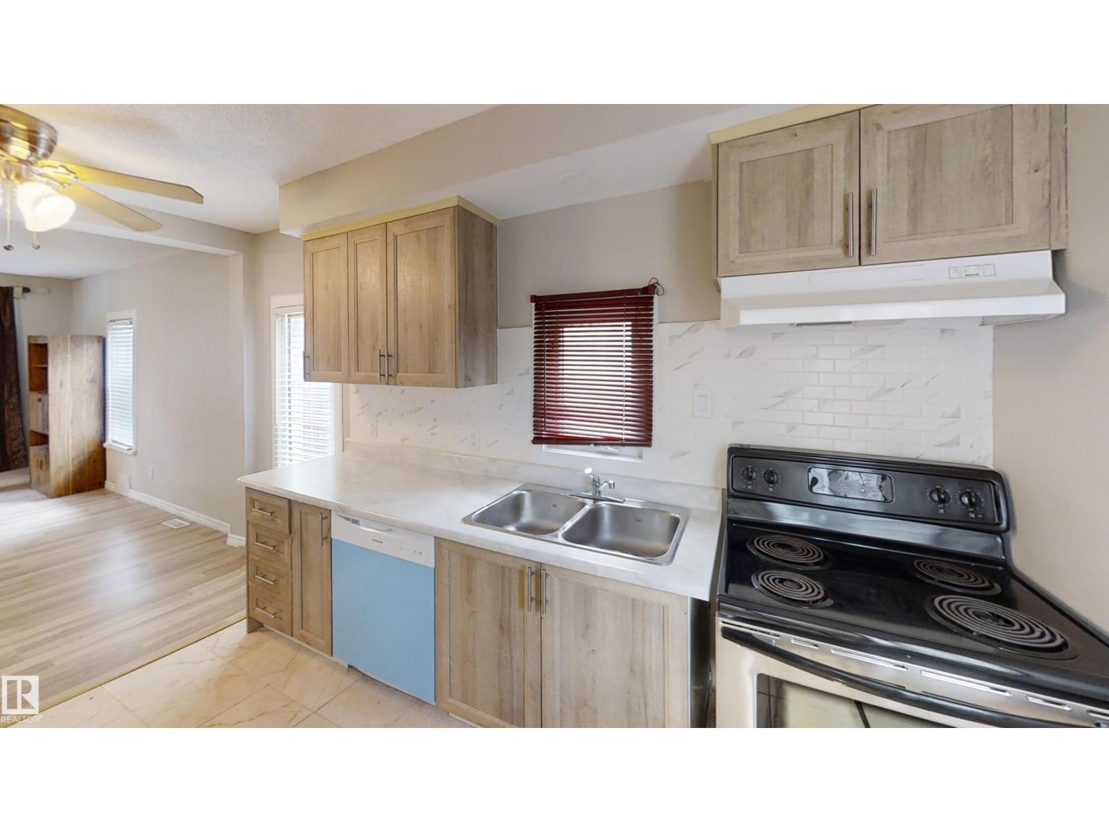 Photo 11 of 11230 84 St Nw, Edmonton AB