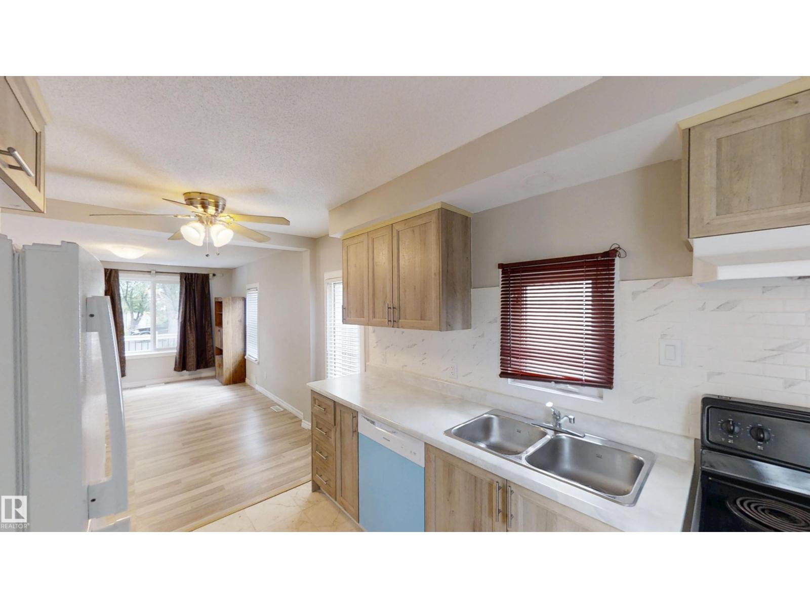 Photo 6 of 11230 84 St Nw, Edmonton AB