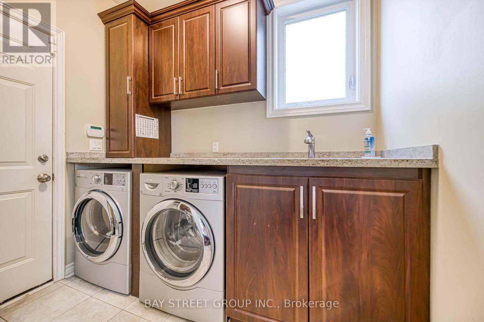 Photo 11 of 3 Edenbrook Crescent, Richmond Hill ON