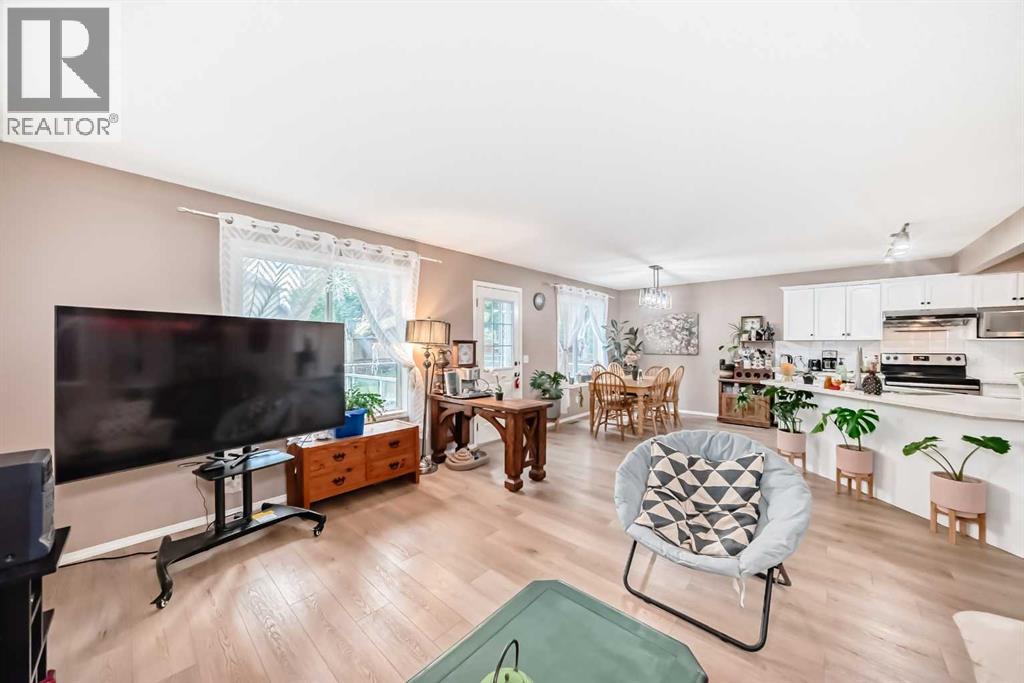 Photo 18 of 65 Cougarstone Circle Sw, Calgary AB