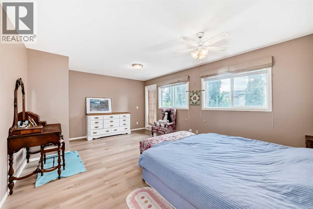 Photo 22 of 65 Cougarstone Circle Sw, Calgary AB