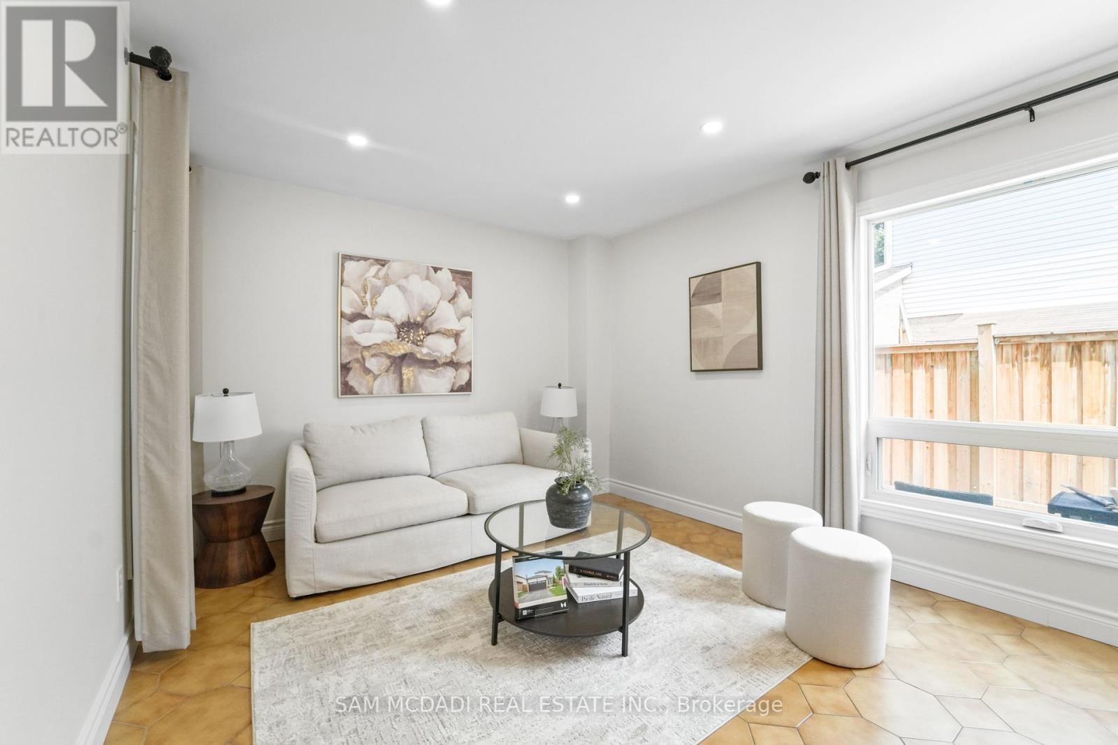 Photo 5 of 6486 Edenwood Drive, Mississauga ON