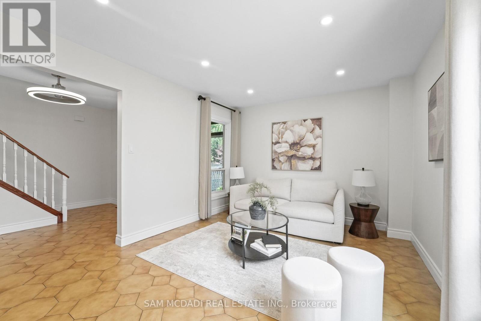 Photo 4 of 6486 Edenwood Drive, Mississauga ON