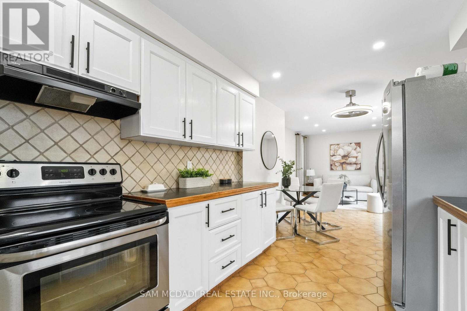 Photo 7 of 6486 Edenwood Drive, Mississauga ON