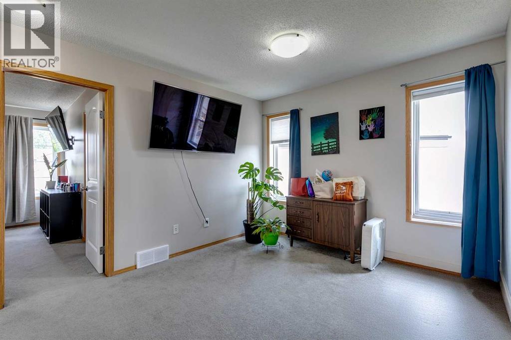Photo 14 of 190 Everoak Gardens Sw, Calgary AB