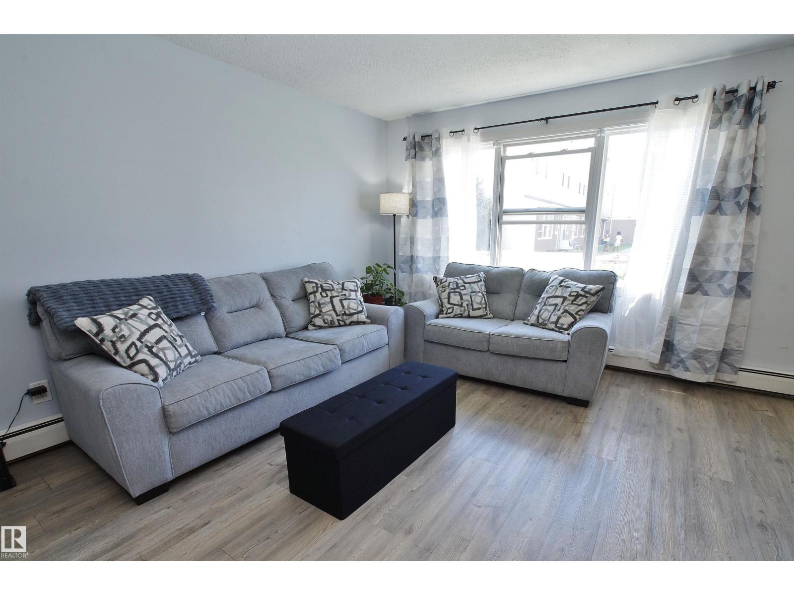 Photo 3 of 30 13580 38 St Nw, Edmonton AB