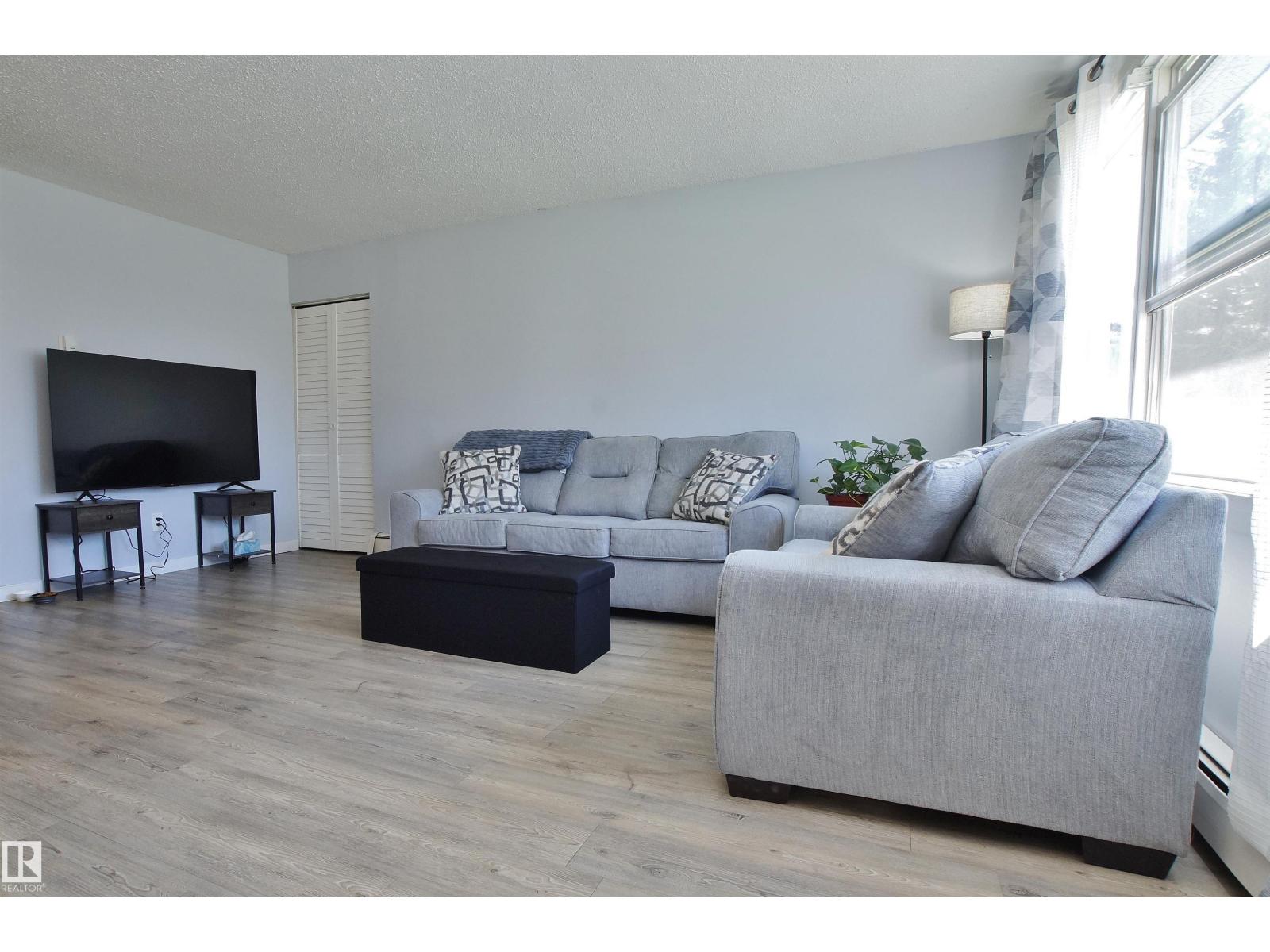 Photo 4 of 30 13580 38 St Nw, Edmonton AB