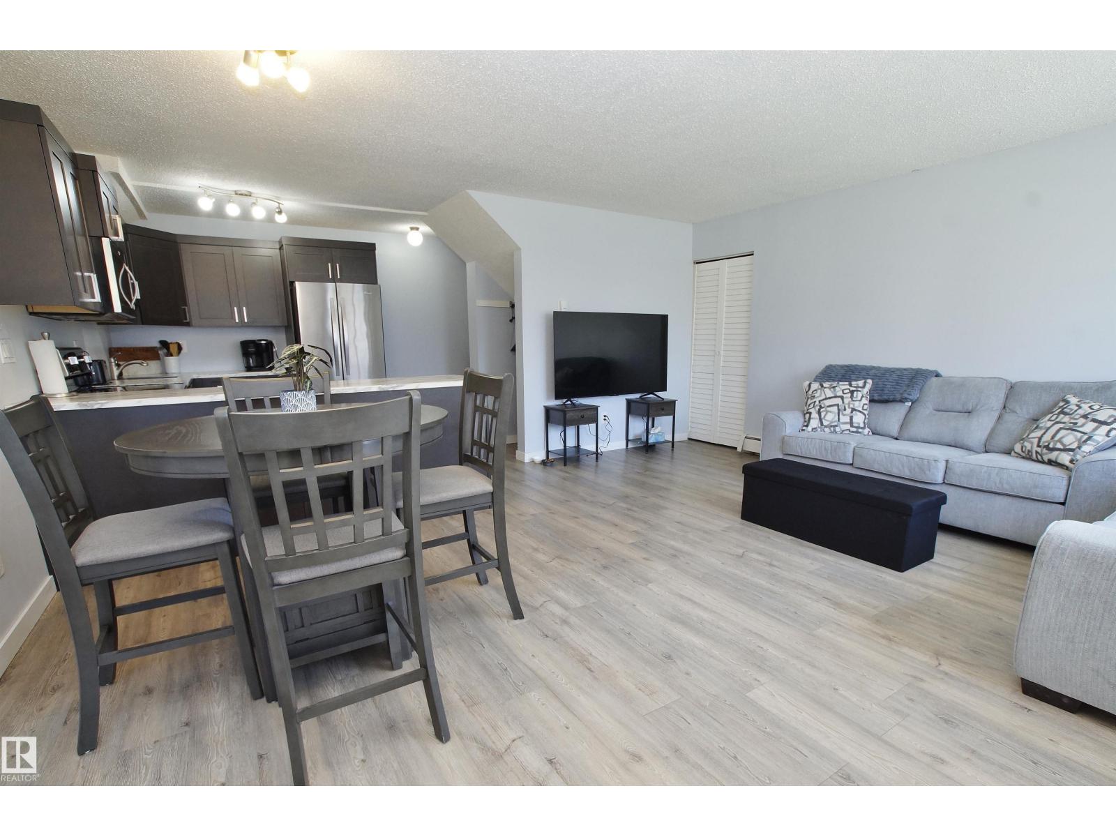 Photo 6 of 30 13580 38 St Nw, Edmonton AB
