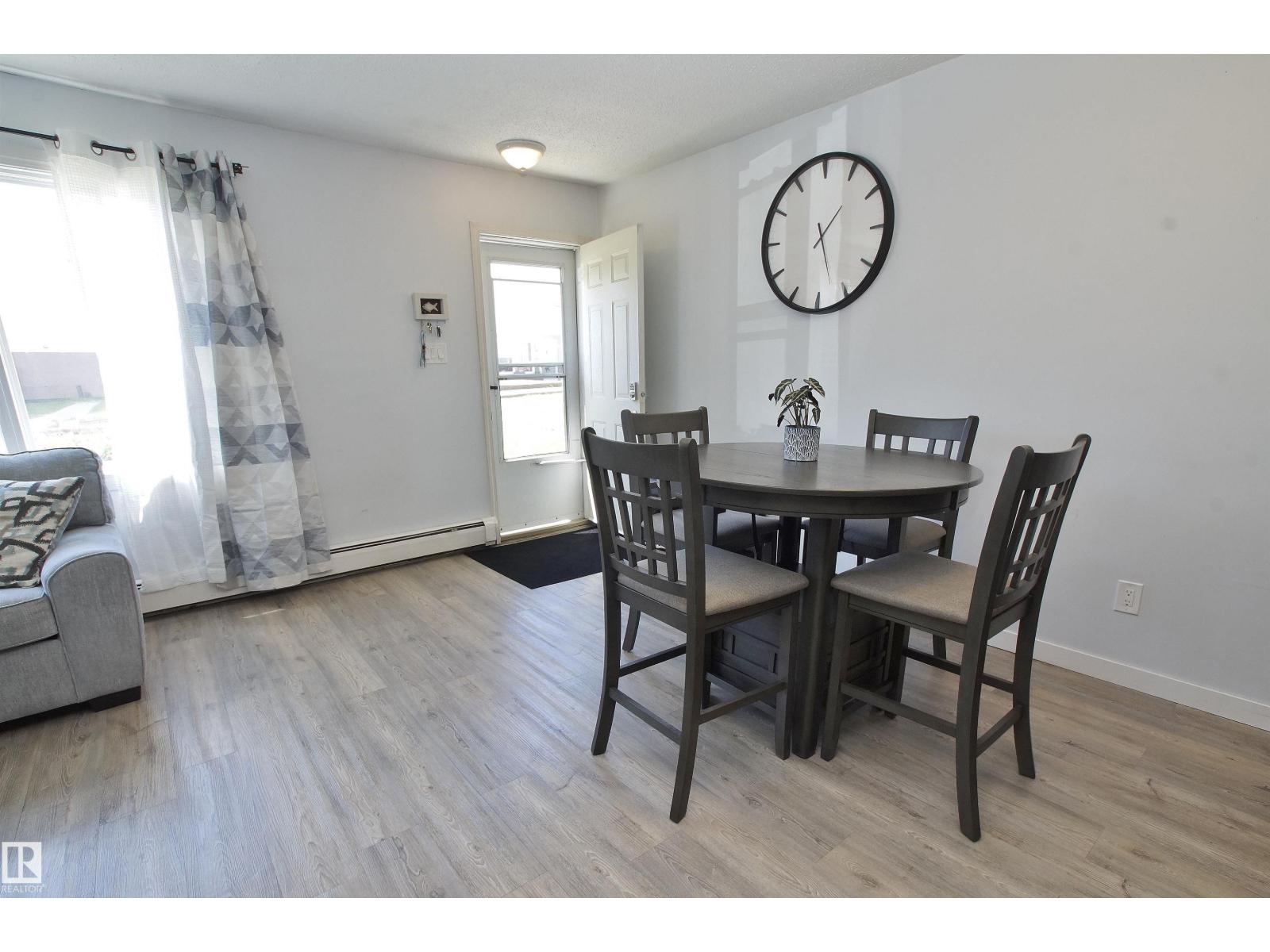 Photo 8 of 30 13580 38 St Nw, Edmonton AB