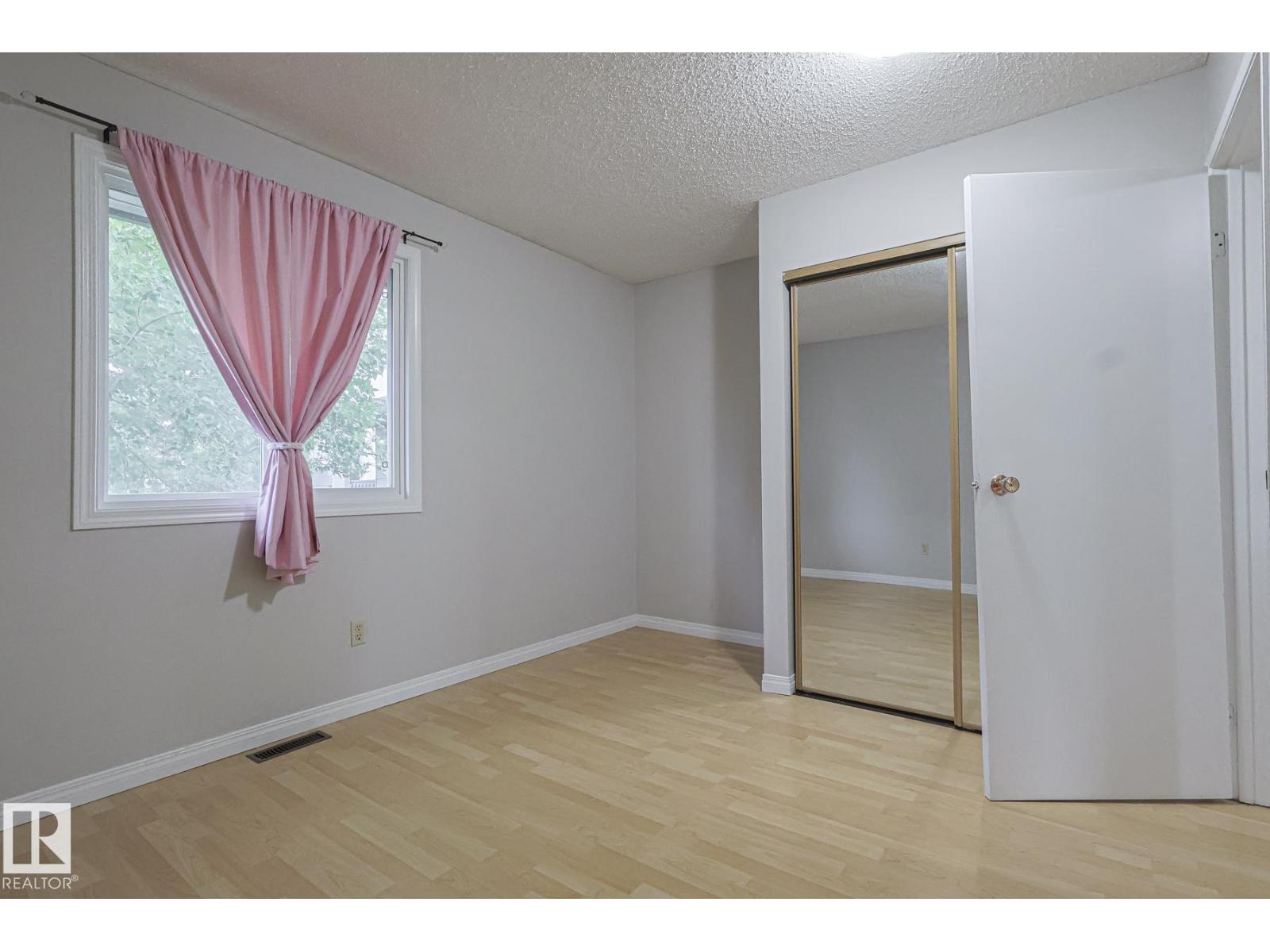 Photo 16 of 45 4610 17 Av Nw, Edmonton AB