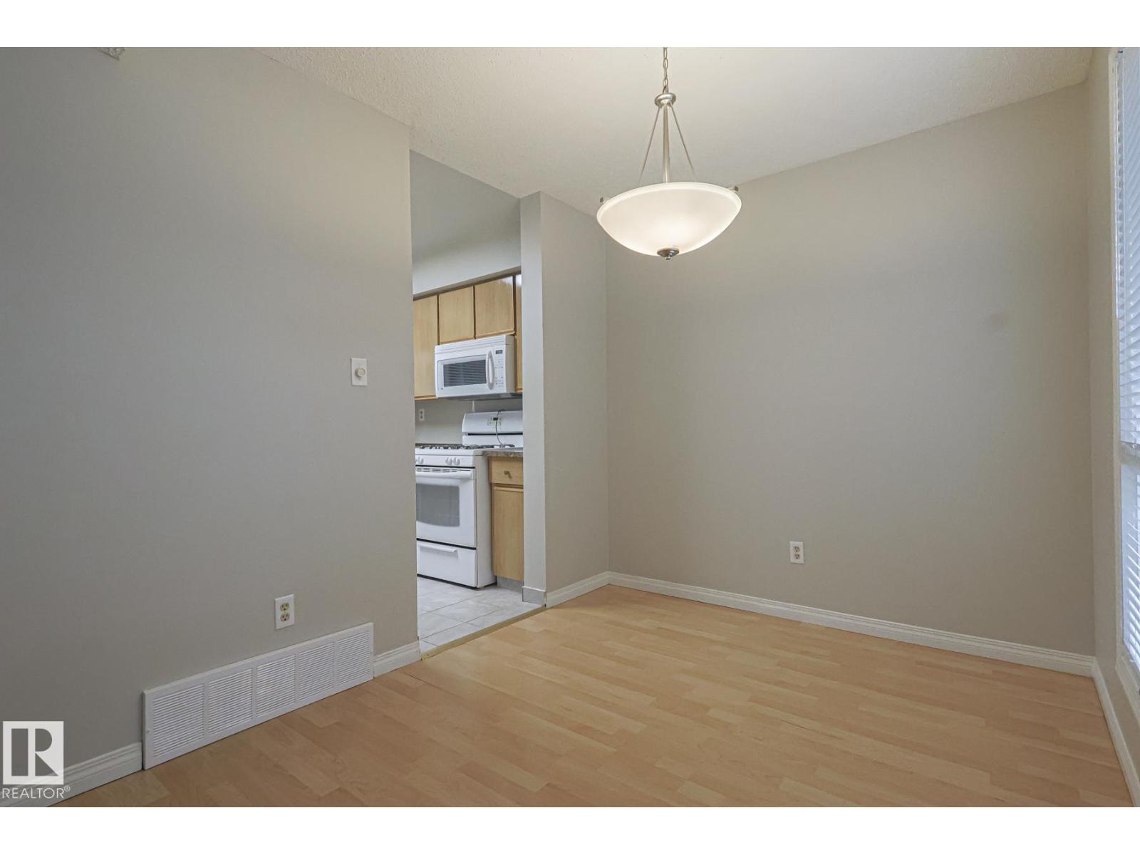 Photo 5 of 45 4610 17 Av Nw, Edmonton AB
