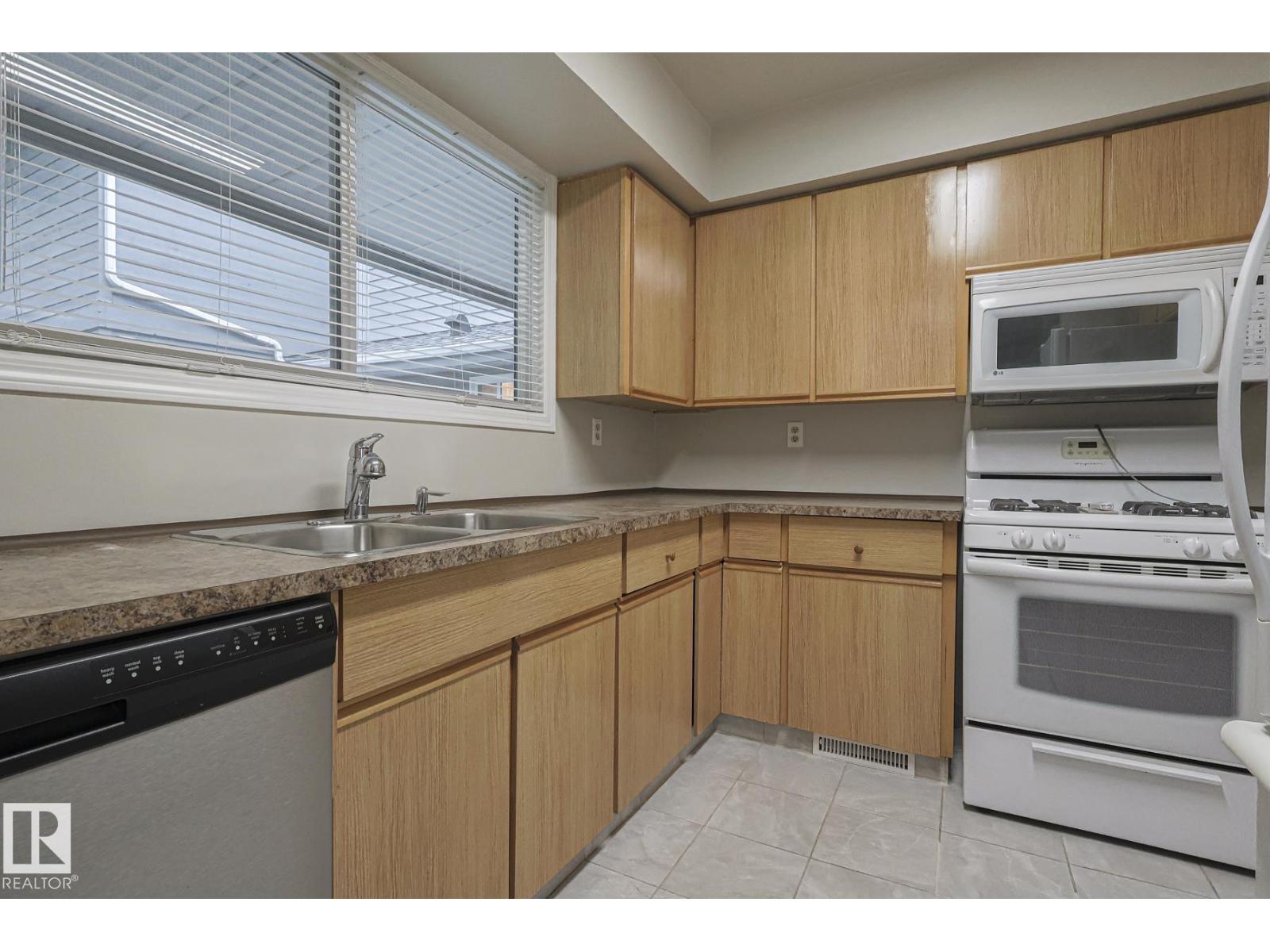 Photo 6 of 45 4610 17 Av Nw, Edmonton AB