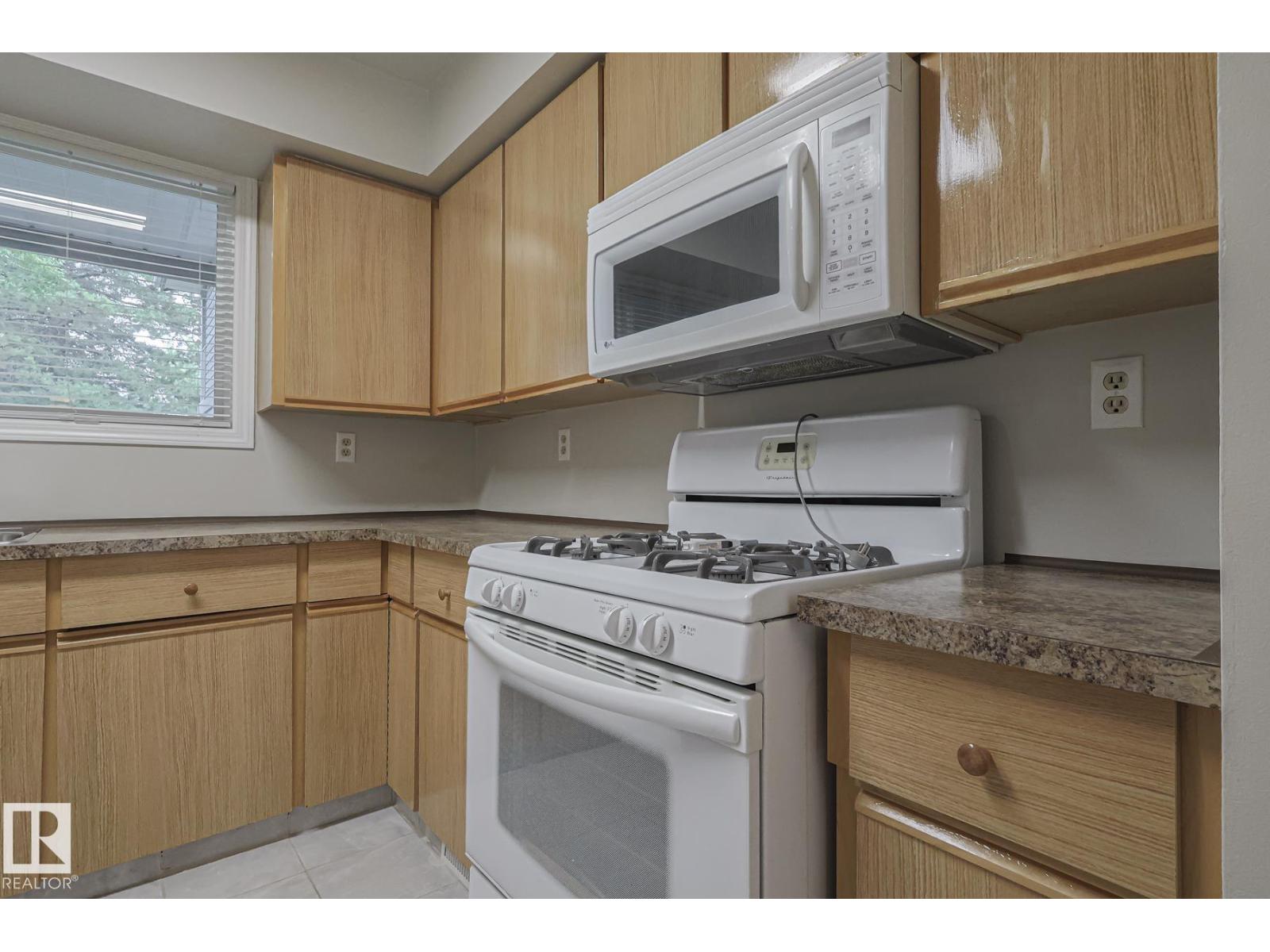 Photo 7 of 45 4610 17 Av Nw, Edmonton AB