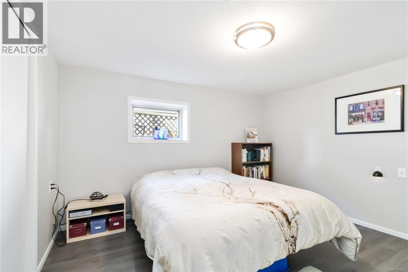 Photo 3 of 4076 Glanford Ave, Saanich BC